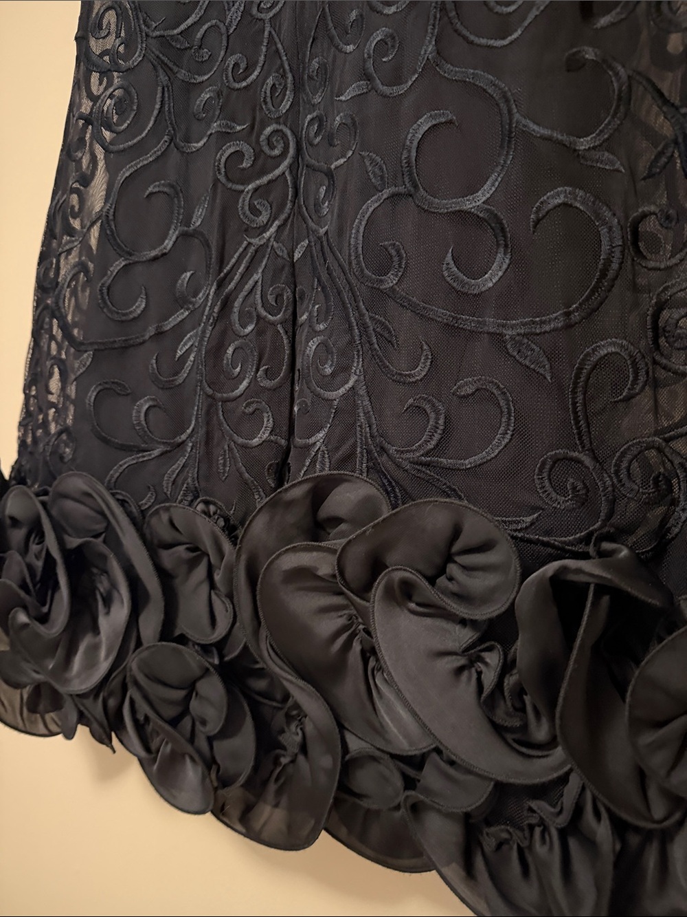 Elegant Black Embroidered Cap-Sleeve Dress - Jessica Simpson size 10 - Picture 4 of 8
